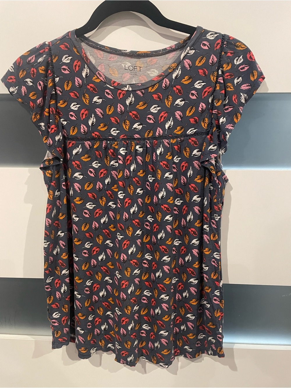 Loft Floral Shirt in Dark Gray & Red Size Small